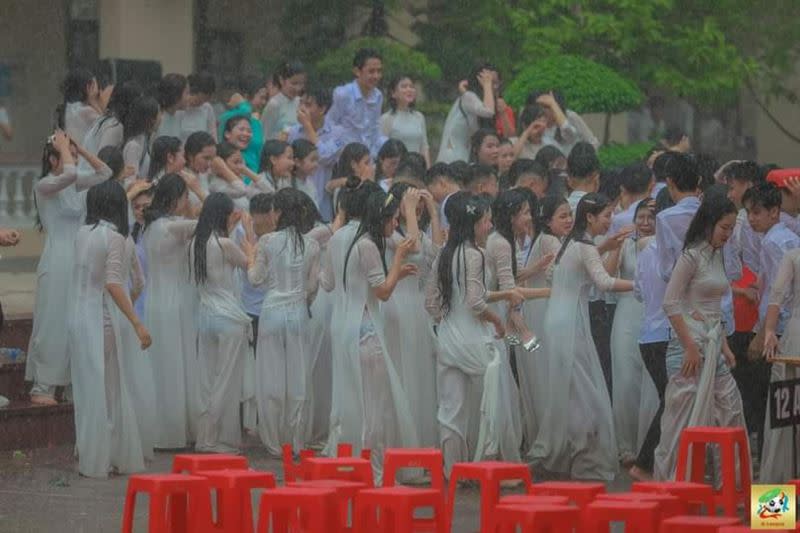 越南女學生穿著傳統服飾「奧黛」參加畢業典禮，被雨淋濕。（圖／翻攝PTT）