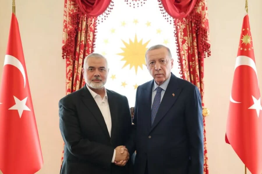 各界擔心以伊升高衝突態勢時，土耳其總統艾爾段(左)則與哈瑪斯領袖見面，盼國際重新關注加薩狀況。（土耳其總統府）