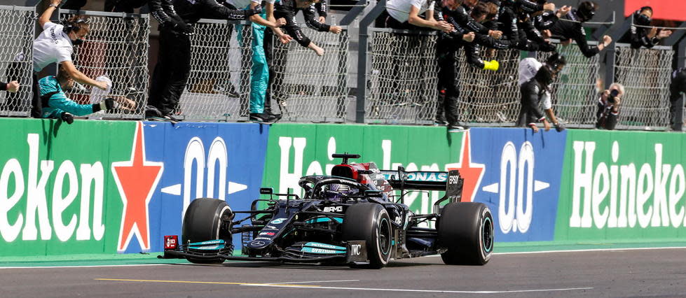 Comme de coutume, Lewis Hamilton au volant de sa Mercedes est venu raser le mur des stands en passant la ligne d'arrivée pour célébrer sa victoire avec son équipe.
