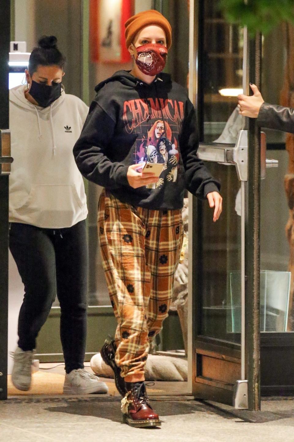 <p>Halsey is seen stepping out in a sweatshirt and plaid pants for dinner with friends in N.Y.C. on Tuesday.</p>