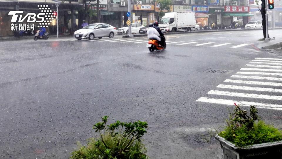 明日台灣東半部地區及大台北山區有局部短暫雨。（示意圖／shutterstock達志影像）