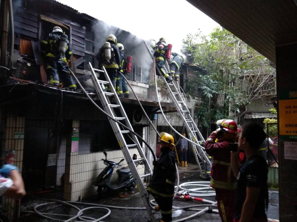 台北市警消2日清晨獲報，太原路巷弄內民宅(圖)發生火警，派人車到場，火警造成屋主潘姓夫妻和外籍看護送醫，經急救後，潘妻和看護宣告不治，潘男急救中。（中央社/警消提供）