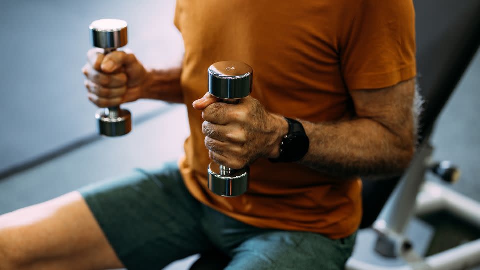 Hammer curls strengthen grip and muscles used to perform daily activities and reduce the risk of injury. - FreshSplash/E+/Getty Images