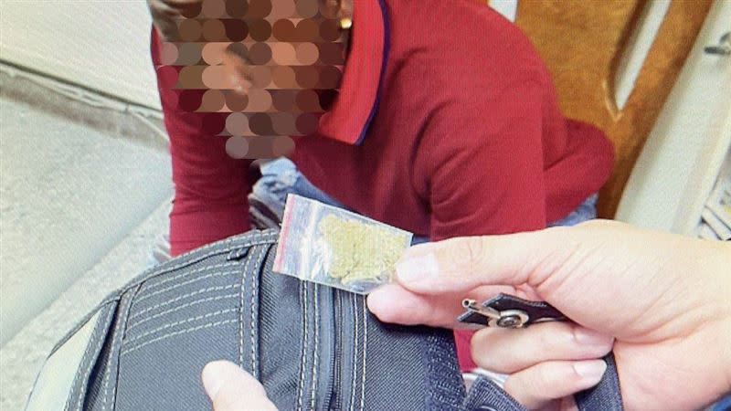 警方調查發現，阿瓦洛除了無照酒駕外，還持有大麻、遭通報逾期停留。（圖／翻攝畫面）