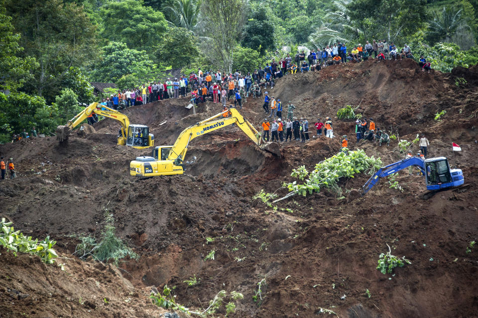 Indonesian rescuers search for survivors after a wall of mud slammed onto houses&nbsp;on a hillside after heavy rainfall on April 2, 2017.