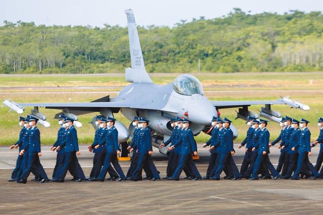 兩岸情勢緊張，台灣不斷加強防衛，國防安全研究院以美國軍援以色列為例，建議推「台灣版」，加速國防工業自主。圖為F-16V BLK20型戰機接裝，成為全球首支F-16V戰鬥聯隊。（本報資料照片）