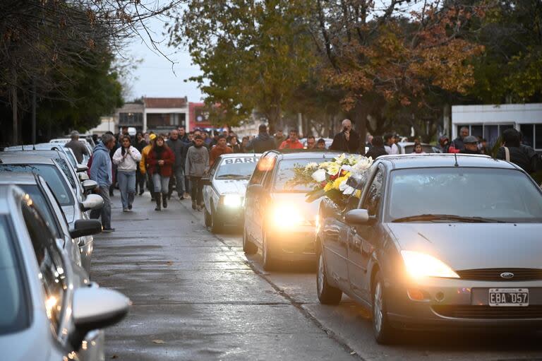 Una coupé Fuego cierra la caravana que despide a Juan María Traverso; fanáticos, vecinos, expilotos y dirigentes del automovilismo nacional en el último adiós al Flaco en Ramallo