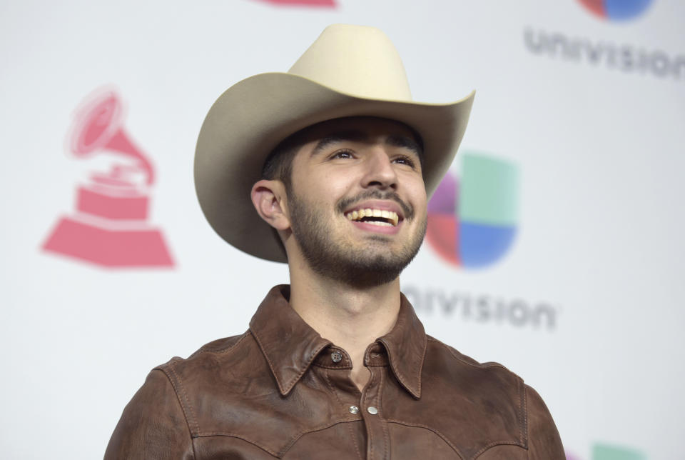 ARCHIVO - Joss Favela posa en la sala de prensa de la 17a entrega anual de los Latin Grammy en la Arena T-Mobile Arena el 17 de noviembre de 2016, en Las Vegas. Favela está nominado al Latin Grammy en la categoría de mejor álbum de música norteña y mejor canción regional mexicana. Los Latin Grammy se entregarán el 16 de noviembre de 2023 en Sevilla, España. (Foto Richard Shotwell/Invision/AP, archivo)