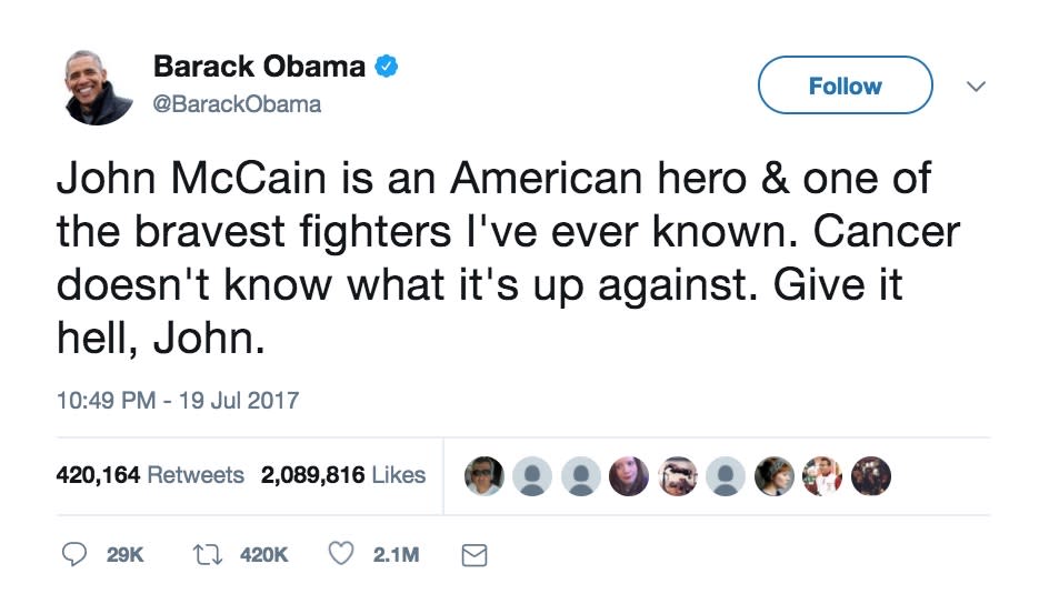 <p>Nachdem John McCain, Obamas früherer Konkurrent im Rennen um die Präsidentschaft, im Juli dieses Jahres bekannt gab, dass er an einem Gehirntumor erkrankt ist, schickte ihm Obama Genesungswünsche via Twitter. „John McCain ist ein amerikanischer Held und einer der tapfersten Kämpfer, die ich je traf. Der Krebs weiß nicht, mit wem er es zu tun hat. Mach ihm die Hölle heiß, John“, schrieb ihm sein ehemaliger Konkurrent. (Bild: Twitter/@BarackObama) </p>