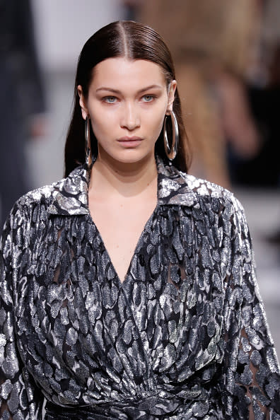 <p>El afamado maquillista Dick Page sabe que se puede estar a la moda sin gritarlo. Para el más reciente desfile de Michael Kors, eligió un eyeliner en tono café, que destacó los ojos de las modelos –como Bella Hadid– dejando en claro que el look natural también está in. – Foto: JP Yim/Getty Images.</p>