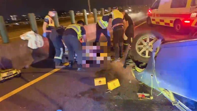 國3北上彰化段發生轎車翻覆車禍，一名43歲女駕駛被夾在車內，送醫搶救仍因傷重宣告不治。(圖／翻攝畫面)