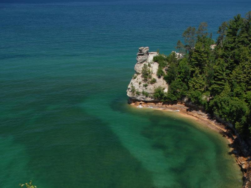 Farben wie in der Karibik, Temperaturen wie im Nordpolarmeer: Das Wasser des Lake Superior - hier an der Pictured Rocks National Lakeshore - ist auch im Sommer sehr, sehr kalt. Foto: Christian Röwekamp