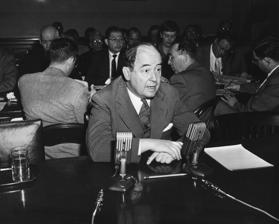 El matemático estadounidense nacido en Hungría, Dr. John von Neumann (1903 - 1957), testifica ante el Comité de Energía Atómica del Congreso de los Estados Unidos, Washington, DC, 8 de marzo de 1955. (Foto de Stock Montage/Getty Images)