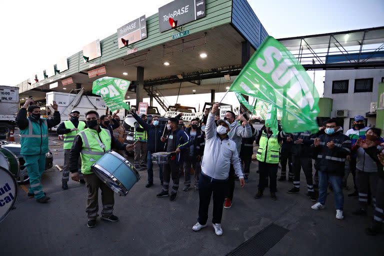 Trabajadores de SUTPA sindicato unico de los trabajadores de peajes y afines, liberan las barreras del peaje de la autopista La Plata Buenos Aires reclamando por mejoras de salarios.