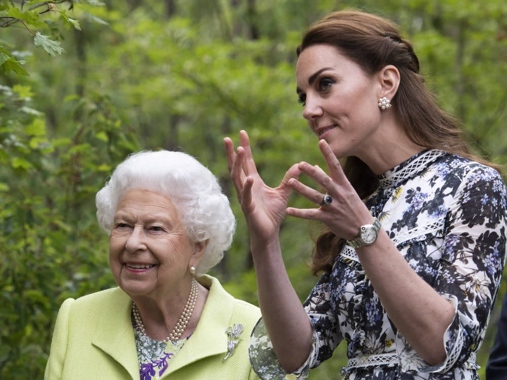 Queen Elizabeth II. (l.) und Herzogin Kate im Mai 2019. (Bild: imago images/i Images)