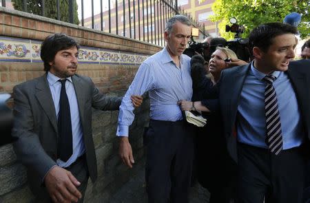 Brett King, father of Ashya King, is asked questions by reporters after attending a news conference in the Andalusian capital of Seville, September 3, 2014. REUTERS/Marcelo del Pozo