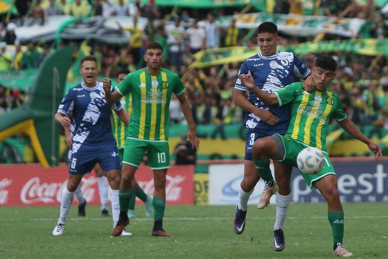 Una imagen del esperado Aldosivi-Alvarado, con la tribuna popular repleta de hinchas locales: volvió el clásico marplatense