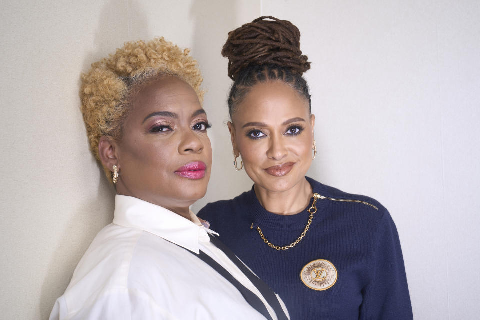 Aunjanue Ellis-Taylor, izquierda, y la directora Ava DuVernay posan para un retrato para promover la película "Origin" el martes 5 de diciembre de 2023, en Beverly Hills, California. (Foto AP/Damian Dovarganes)