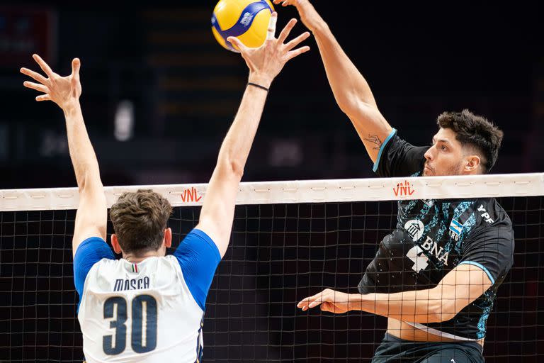 Argentina e Italia enfrentaron en la primera fecha de la Nations League de vóleibol y la albiceleste se impuso 3-0