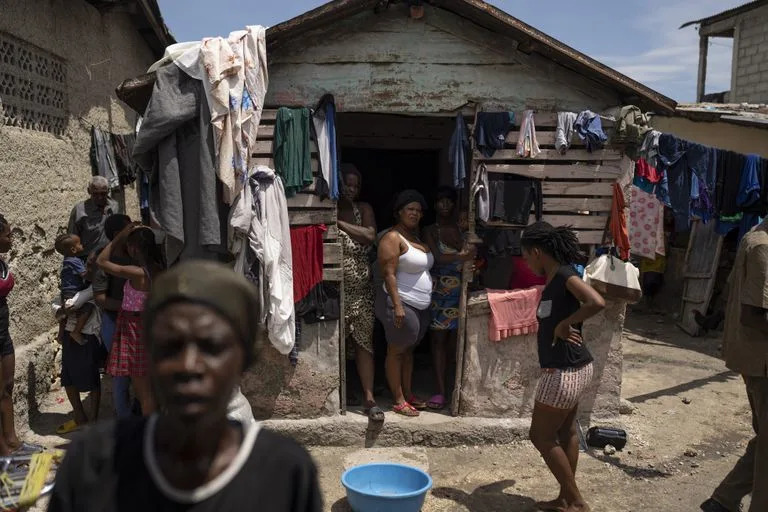 Varias personas desplazadas por la violencia de las pandillas, instaladas en el patio delantero de Jean-Kere Almicar, donde se refugiaron, en Puerto Pr&#xed;ncipe, Hait&#xed;, el 4 de junio de 2023.