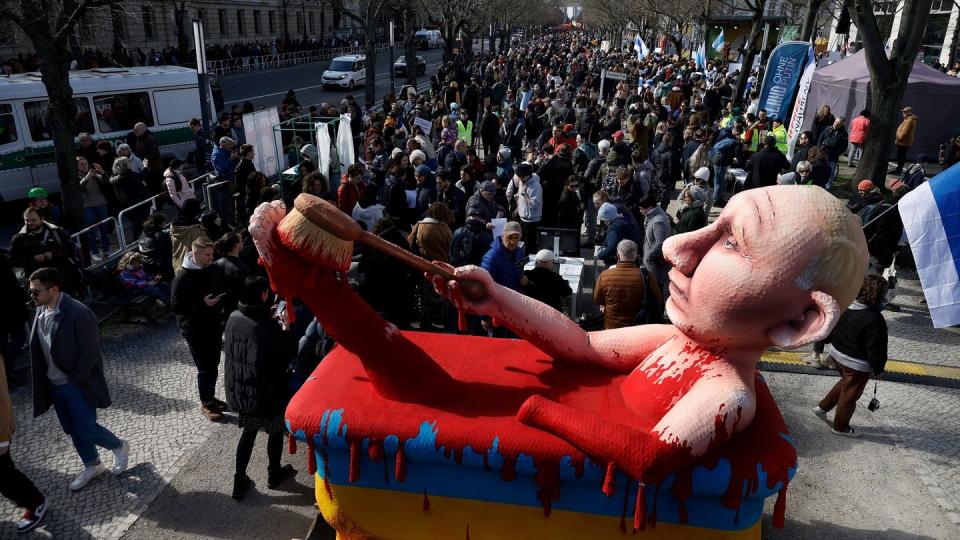 Auf dem Platz vor der russischen Botschaft in Berlin ist eine Figur des russischen Präsidenten Wladimir Putin aufgebaut. (Bild: dpa)