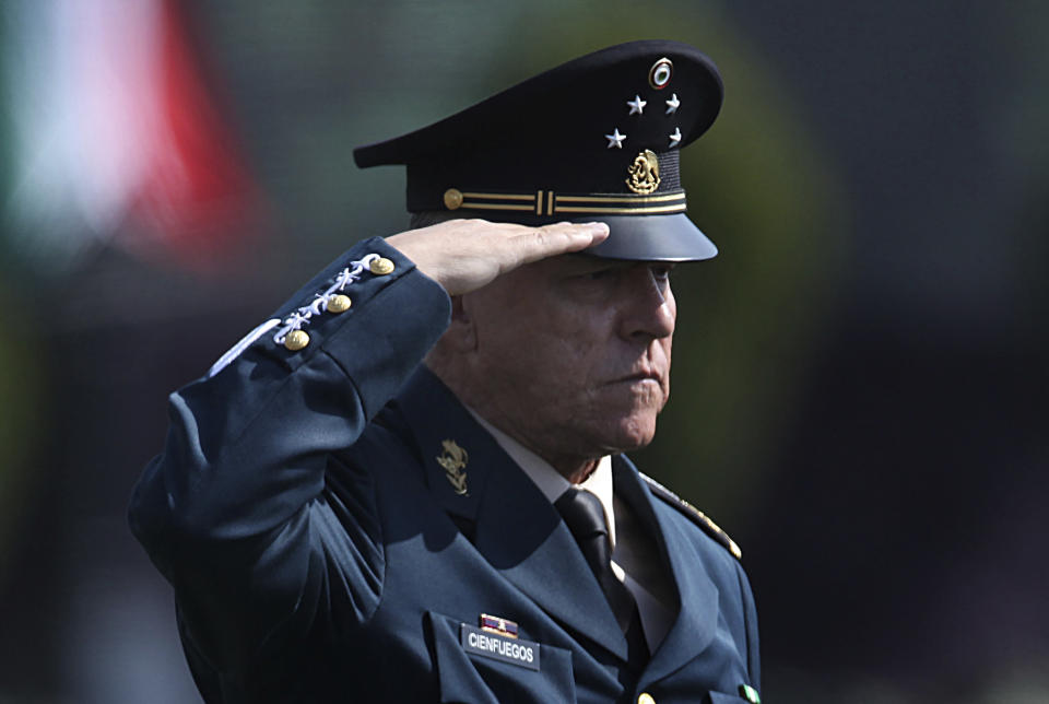 ARCHIVO - En esta fotografía de archivo del 16 de abril de 2016, el secretario de Defensa Nacional, general Salvador Cienfuegos Zepeda, saluda a los soldados en el Campo Militar Número 1, en la Ciudad de México. (AP Foto/Marco Ugarte, archivo)