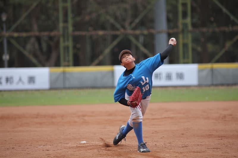 劉任右後援好投，幫助龜山國小奪冠。（圖／中華棒協提供）