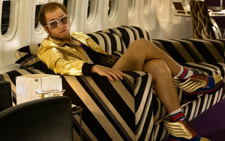 Im Jahr 2019 kam mit "Rocketman" wieder ein Biopic über eine echte Musiklegende ins Kino - diesmal im Fokus: Elton John. Taron Egerton (Bild) schlüpfte in die Rolle des großen Pop-Exzentrikers Elton John; Regie führte Dexter Fletcher, der auch schon bei "Bohemian Rhapsody" mitgewirkt hatte. (Bild: Paramount Pictures)