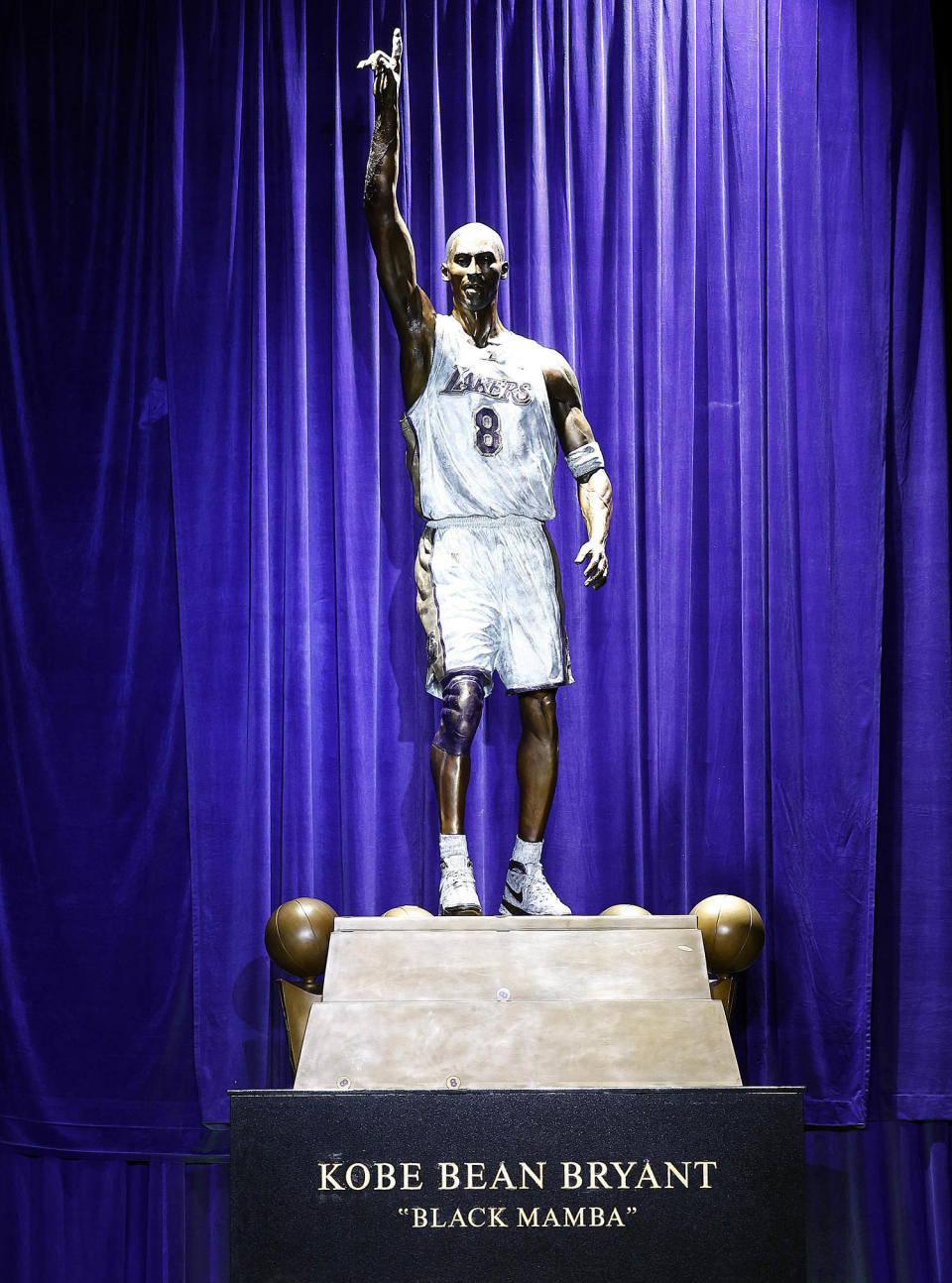 Los Angeles Lakers Unveil Kobe Bryant Statue (Ronald Martinez / Getty Images)