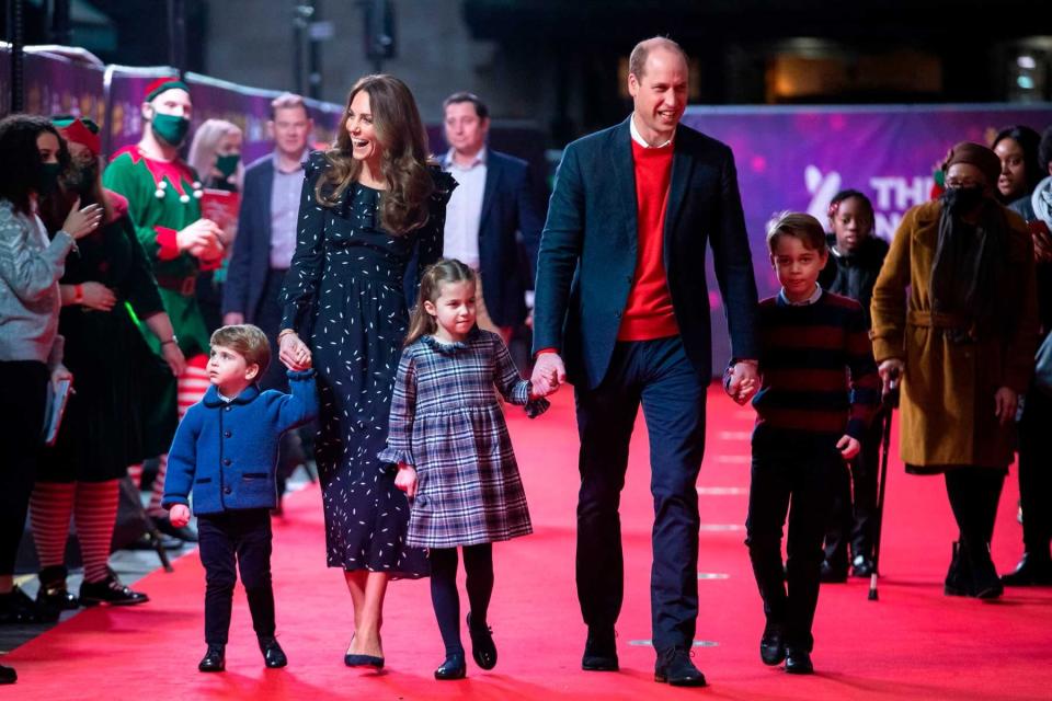 Britain&#39;s Prince William, Duke of Cambridge, his wife Britain&#39;s Catherine, Duchess of Cambridge, and their children Britain&#39;s Prince George of Cambridge (R), Britain&#39;s Princess Charlotte of Cambridge (3rd L) and Britain&#39;s Prince Louis of Cambridge (L) arrive to attend a special pantomime performance of The National Lotterys Pantoland at London&#39;s Palladium Theatre in London