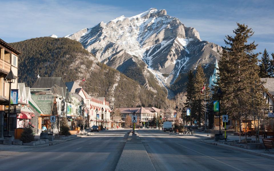 Early morning in the town of Banff, Banff National Par - David Clapp /Stone RF 