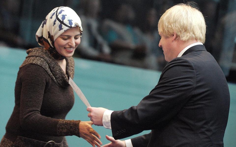 Then London Mayor Boris Johnson presents a certificate of citizenship at City Hall, London, 2009 - CARL DE SOUZA/AFP