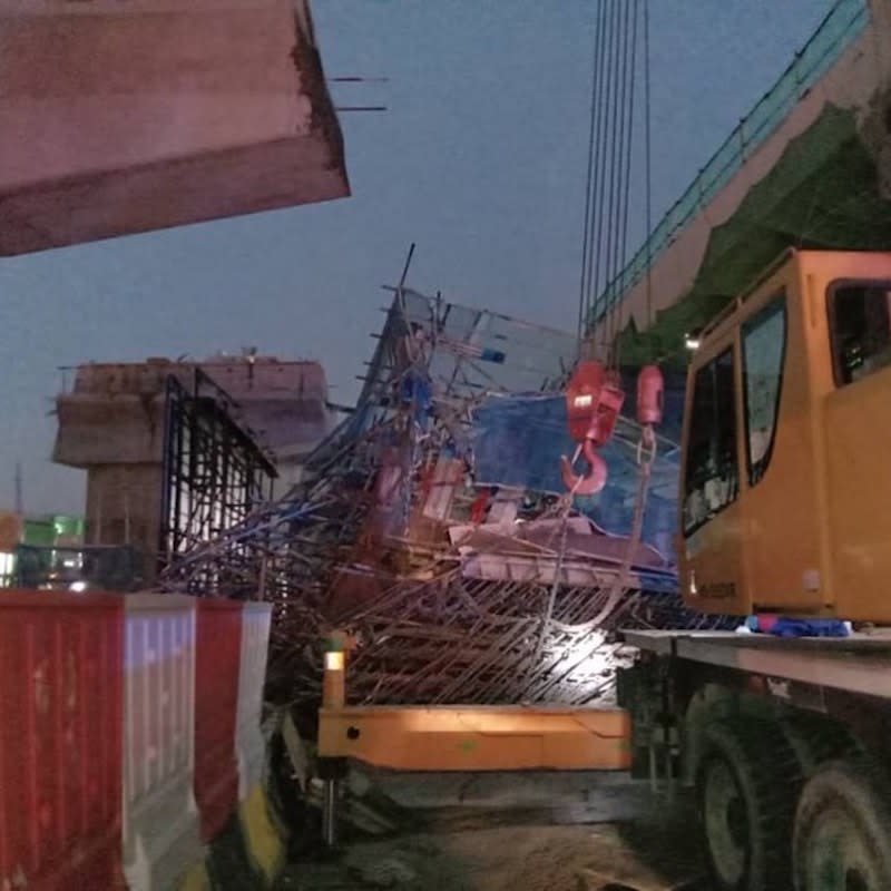 The highway developer issued the stop work order immediately after two workers were injured when metal scaffolding fell at the construction site earlier this evening. —&nbsp;Bomba Selangor pic