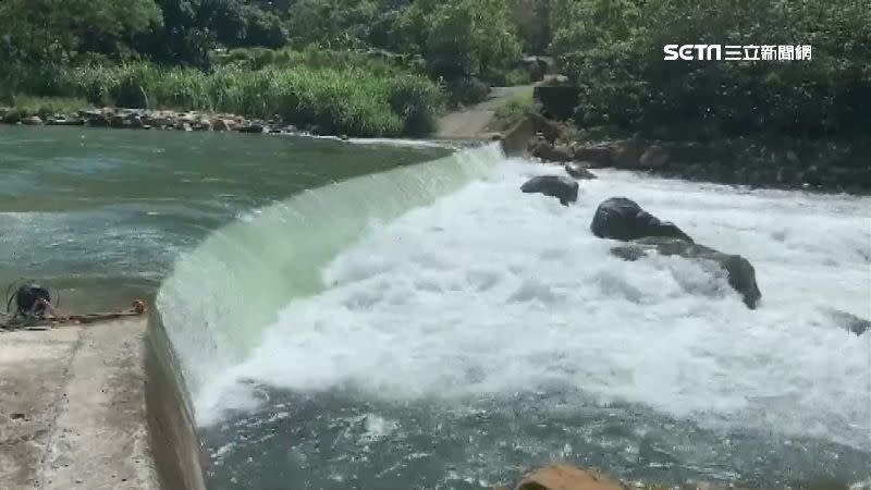 海邊、溪邊戲水要格外小心，以免遇到好兄弟抓交替。（圖／資料照）