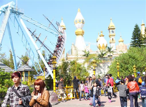 海盜船上上下下地擺動，讓人心癢癢。（圖／六福村主題遊樂園提供）