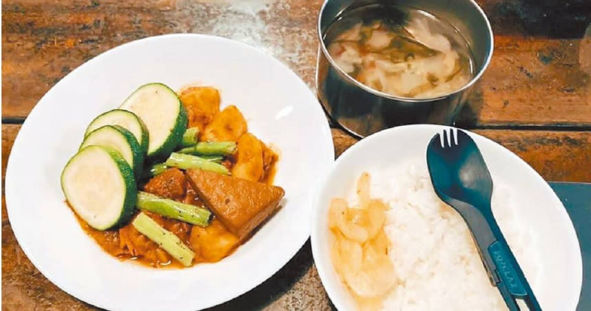 山友po出自己在天池山莊的餐點照片，網友調侃：「至少白飯吃到飽了！」（圖／民眾提供、楊靜茹南投傳真）