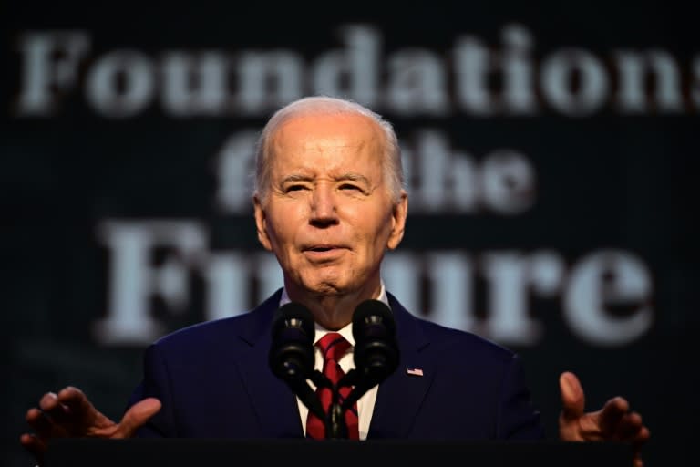 Joe Biden donne un discours devant des syndicalistes du bâtiment, à Washington, le 24 avril 2024 (Jim WATSON)