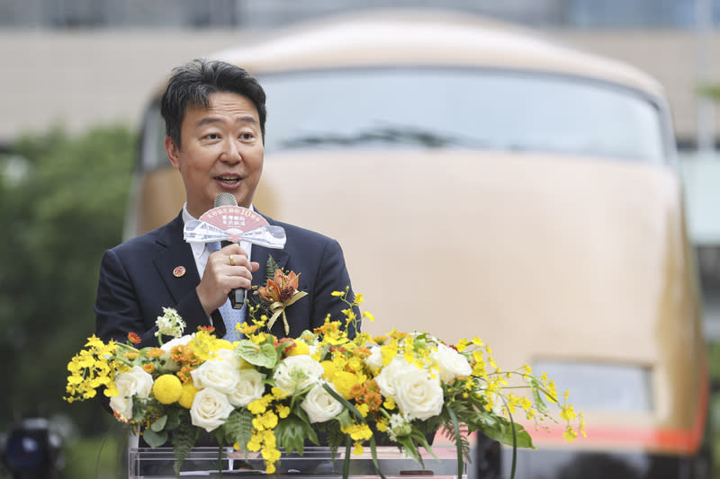 東武鐵道觀光特急車來台展出 陳世凱出席揭幕 台鐵公司為慶祝與日本東武鐵道簽訂友好鐵路協定締 結滿10週年，特地在台北車站東側展示東武鐵道首度 來台的觀光特急「日光詣SPACIA」車頭，交通部長陳 世凱（圖）18日出席揭幕典禮並致詞。 中央社記者鄭清元攝 114年12月18日 