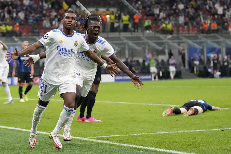 Rodrygo ya remató tras un gran pase de Eduardo Camavinga (atrás) y Real Madrid se lleva del Giuseppe Meazza un triunfo importante: con el 1-0 a Inter abrió su participación en la Champions League.