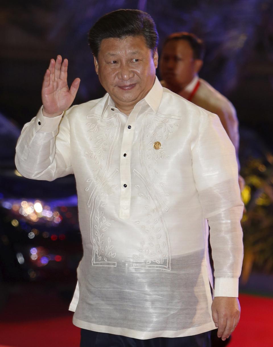 Chinese President Xi Jinping, wearing the traditional Philippine "barong", arrives for a welcome dinner during the Asia-Pacific Economic Cooperation (APEC) summit in Manila