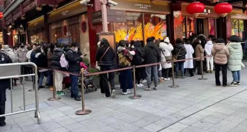 <strong>上海豫園、城隍廟一帶發現，各大黃金店鋪銷售火爆。（圖／翻攝中新網）</strong>