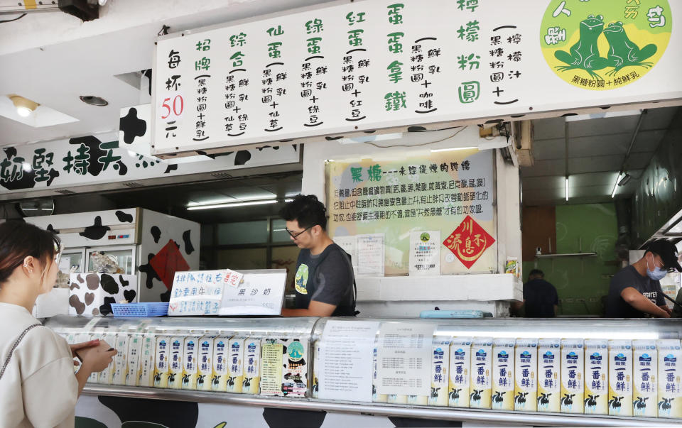 消基會針對七十四家手搖飲、咖啡店及早午餐店販售的鮮奶茶類飲品添加使用的奶品進行調查，發現僅八家業者在品牌官網或菜單上揭露所使用的牛奶品牌。示意圖。記者曾學仁／攝影