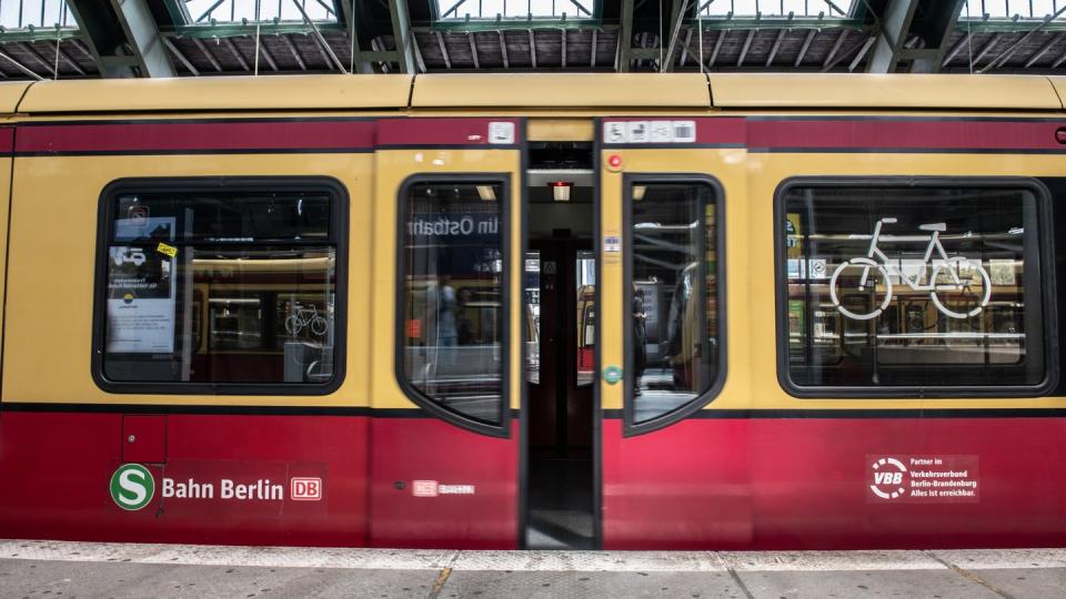 S-Bahn am Gleis in einem Berliner Bahnhof. Ein Paar muss für öffentlichen Sex in einer Berliner S-Bahn 7500 Euro Strafe zahlen. Foto: Paul Zinken/Symbol