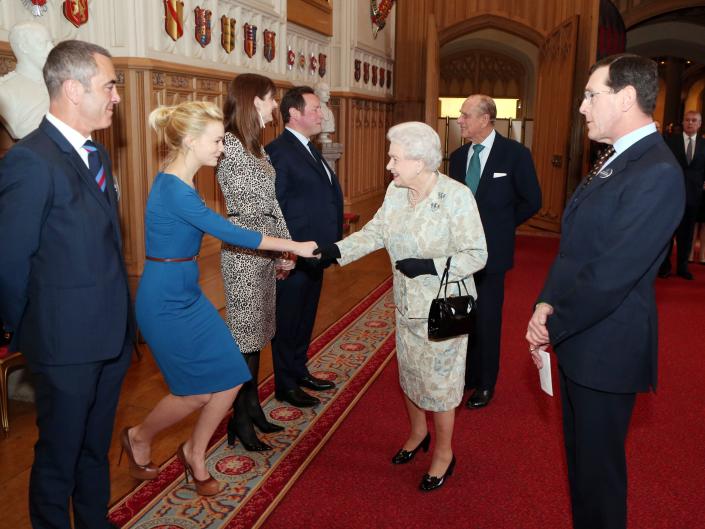 Carey Mulligan fait la révérence lors de sa rencontre avec la reine Elizabeth