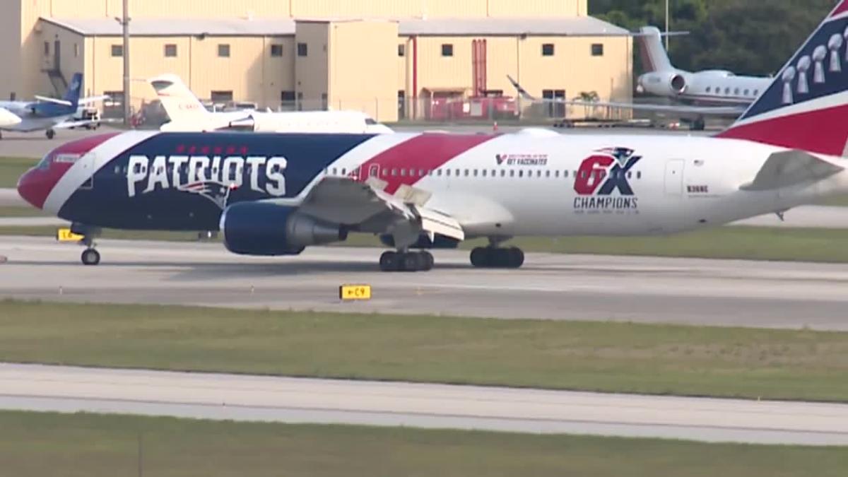 Navy Midshipmen take New England Patriots' plane for Liberty Bowl