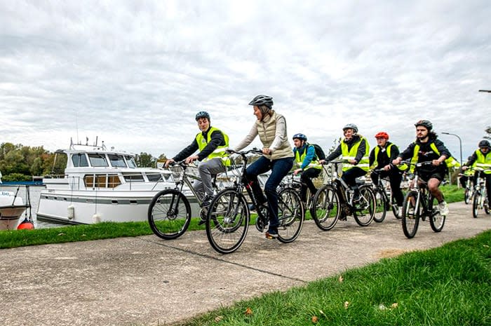 Matilde de Bélgica en bicicleta