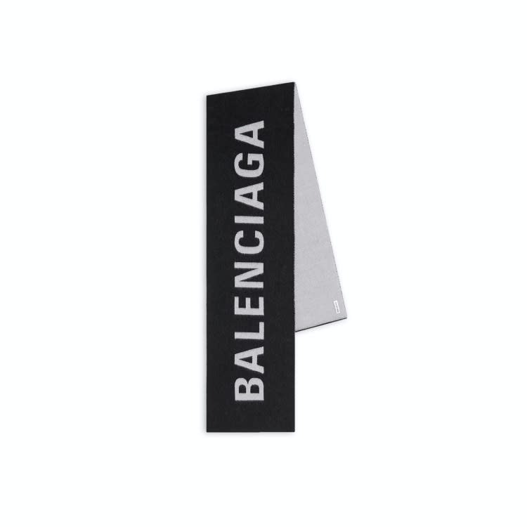 Balenciaga 是酷女孩的代名詞 source：Balenciaga