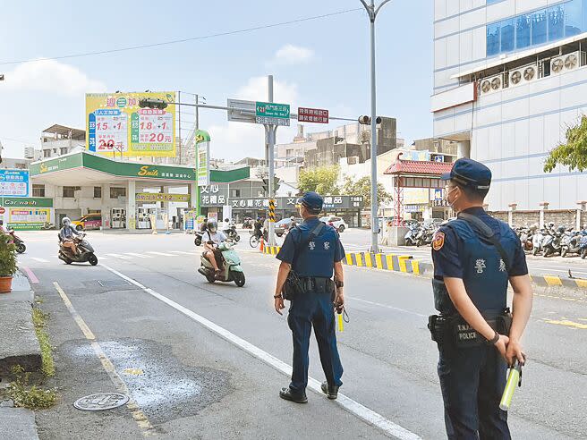 台南市警局配合全國同步執行「路口不停讓行人大執法」專案勤務，從5月1日至今已開單告發高達8273件。（本報資料照片）