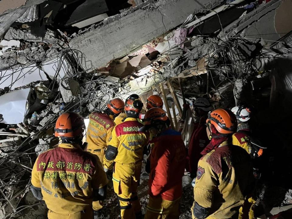 台灣、土耳其搜救隊聯手救援，成功救出埋在瓦礫堆中的生還者。
