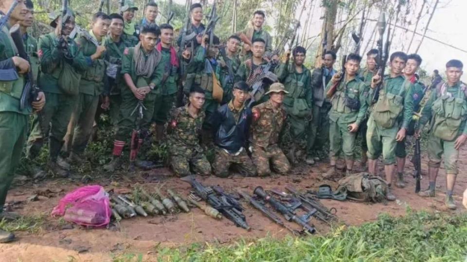 駐紮北部的緬甸民族民主同盟軍，聯合多個反抗勢力，向目前的軍政府宣戰，27 日發動突襲。   圖／翻攝自X @kokang0123